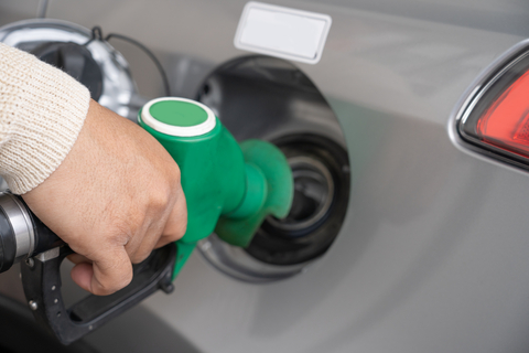 filling up vehicles - the impact on fuel price